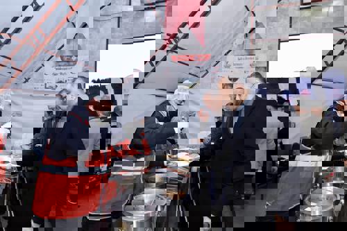 Başkan Hanifi Toptaş, ilk iftarını depremzede vatandaşlarla açtı